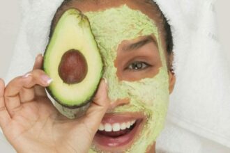 How to Make a Simple Natural Honey and Avo Face Mask