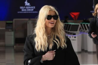 Jessica Simpson Rocks a Sky-High Airport Shoe