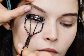 The 5 Important Rules for Curling Your Lashes