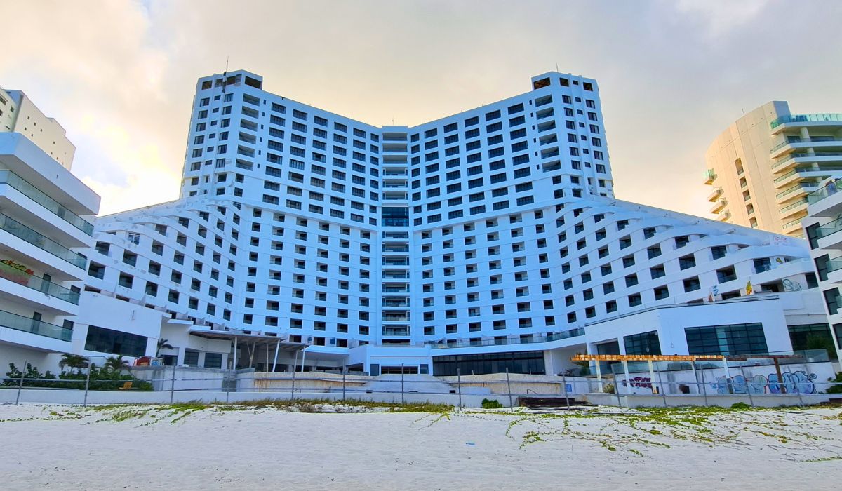 This gigantic creepy abandoned resort haunts Cancun beach