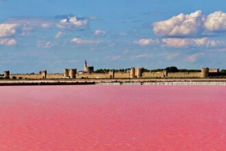 Middeleeuwse stad aan een Bubblegum Pink Lake: een van de laatste echte verborgen juweeltjes in Frankrijk