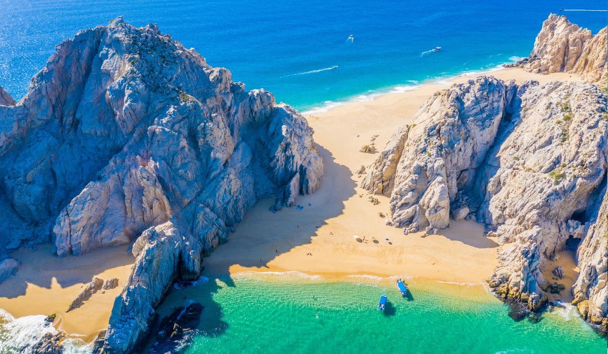 Tourism in Los Cabos sees a slowdown according to airport traffic in June