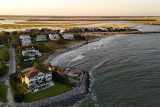 Go over Charleston! This idyllic island of South Carolina has cozy houses on the beach