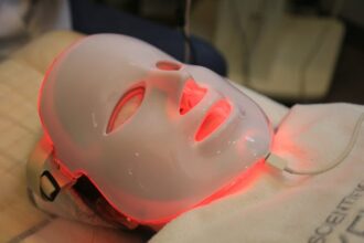 How red light therapy can stimulate skin health and reduce wrinkles