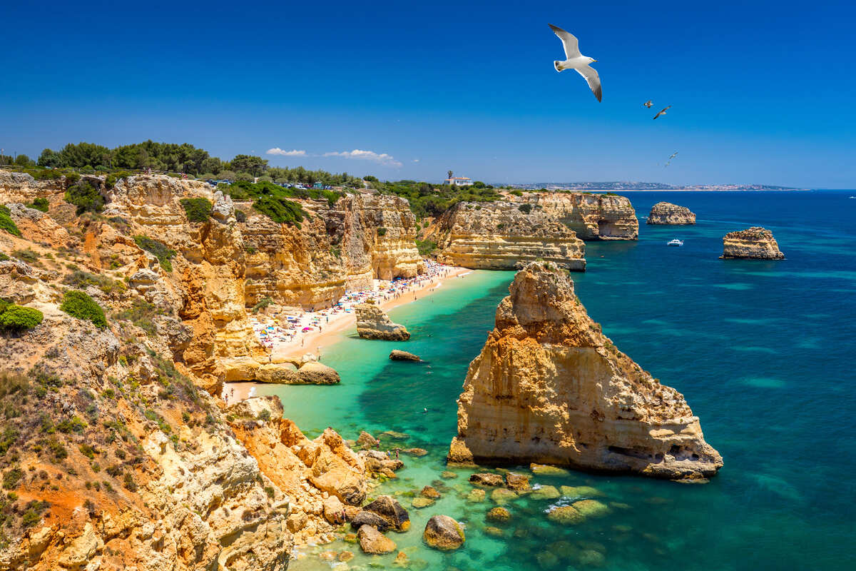 United launches non -stop flights to the beach paradise in Portugal in May