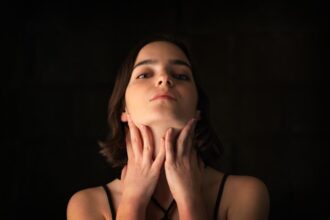 Wearing a chin belt to bed really forms your jaw line? This is what the internet says