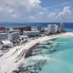 Florida & Cancun beaches forever bracket on the seaweed of Sargassum Zeewier