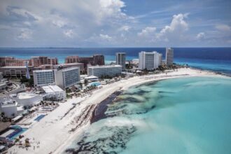 Florida & Cancun beaches forever bracket on the seaweed of Sargassum Zeewier