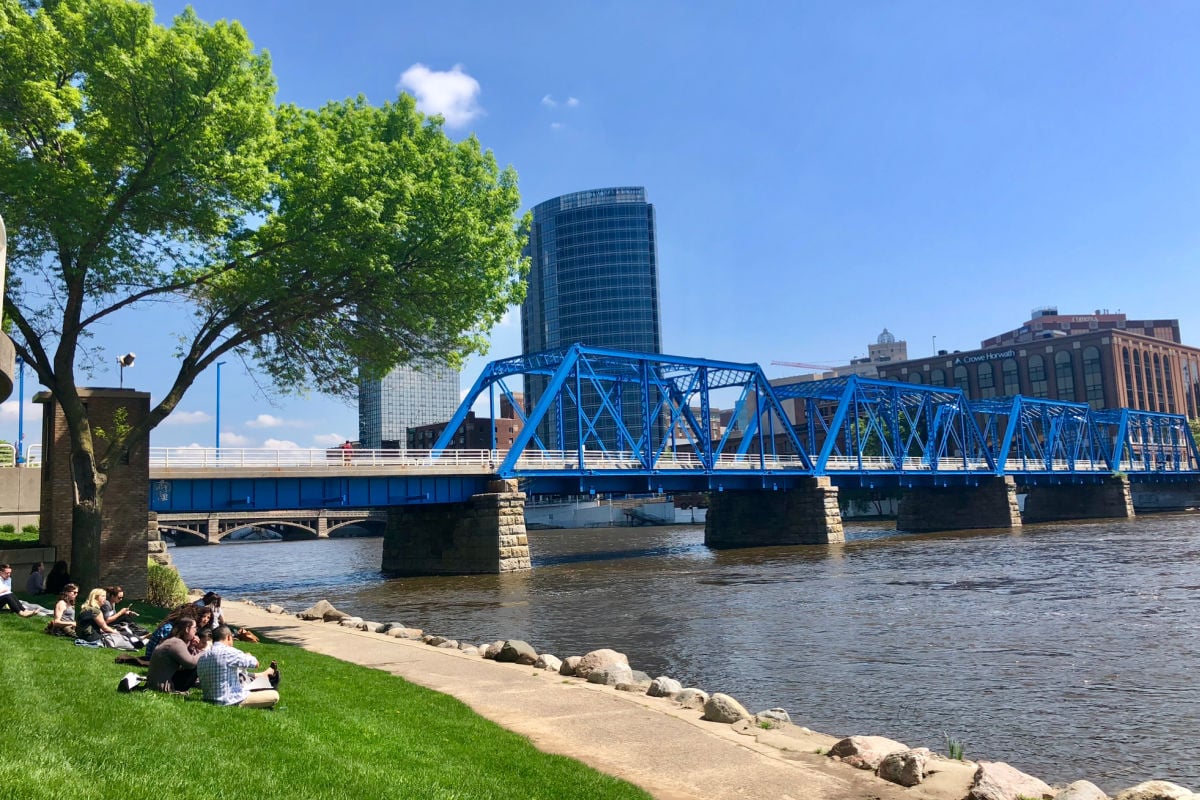 Waterfront Wonders: Surprising Midwest City Hyped as a top summer destination