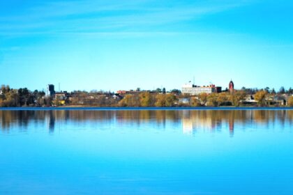 Hilton mentions Unknown Lake Town as the most amazing autumn from the midwest