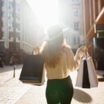 The precious error that millions of tourists make when shopping abroad (and how to avoid)