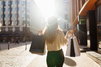 The precious error that millions of tourists make when shopping abroad (and how to avoid)