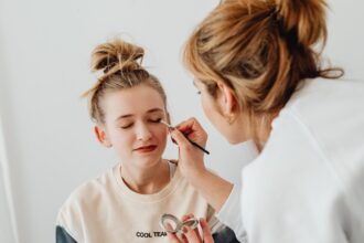Makeup for Teenage Beginners: A Safe Routine for Sensitive Skin