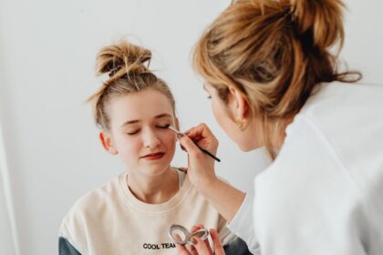 Makeup for Teenage Beginners: A Safe Routine for Sensitive Skin