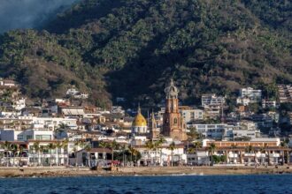 Urgent travel advice for Puerto Vallarta: airport closed, warning of American problems