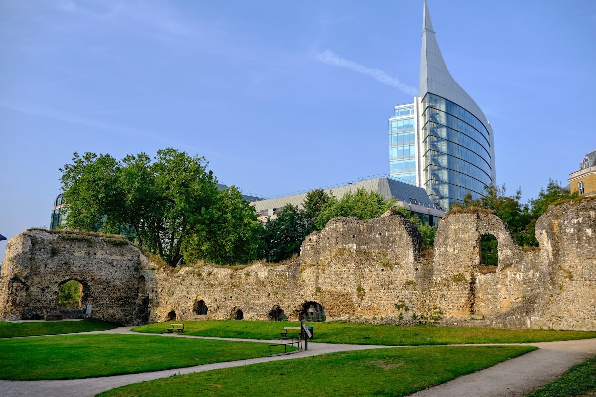 Why travelers flock to this timeless British city near London