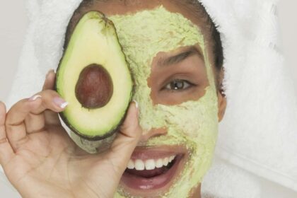 How to make a simple facial mask from natural honey and avocado?