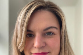 Bold and bright ColorLuxe Lipstick Tryon