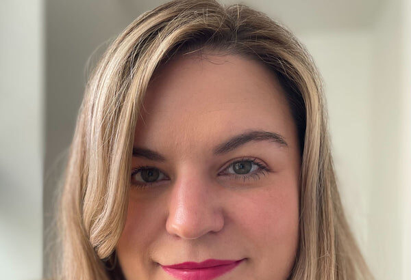 Bold and bright ColorLuxe Lipstick Tryon
