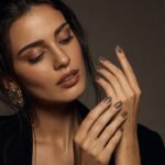 Bella Hadid’s taupe nails are the silent statement that spring didn’t see coming