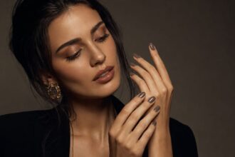 Bella Hadid’s taupe nails are the silent statement that spring didn’t see coming