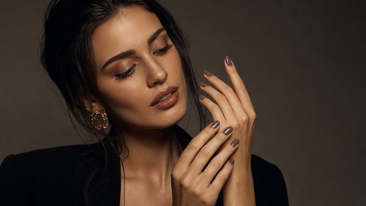 Bella Hadid’s taupe nails are the silent statement that spring didn’t see coming