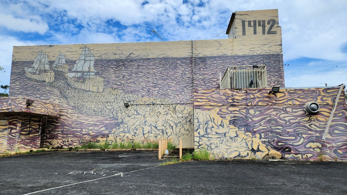 Art mural in Santurce depicting colonial ships