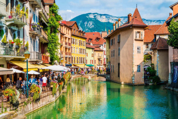 Discover the Enchanting “Venice of France”: Europe’s Hidden Gem for Fall Travel