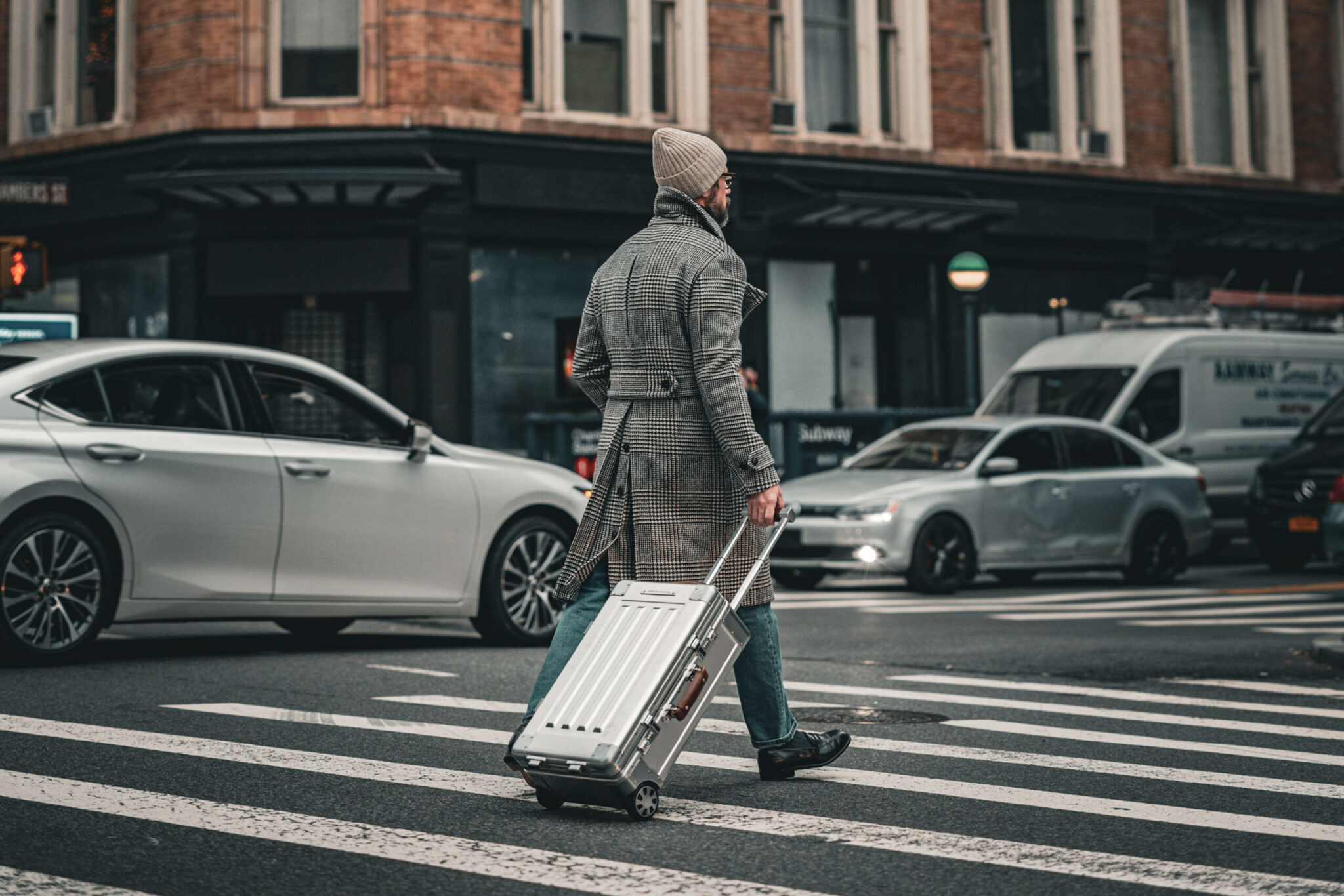 Ideal Picks for a Chic Essential Gift for a Traveler