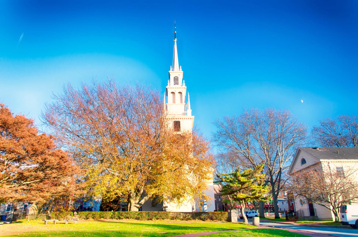 These 10 U.S. Small Towns Were Just Named the Coziest Fall Weekend Getaways—With Walkable Downtowns, Indie Cafes, and Fireplace Stays